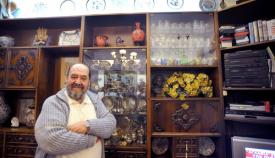 Ο Ηλίας Μαχαίρας σε μια γωνιά του σπιτιού του. 