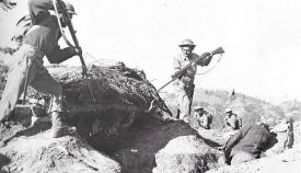 Άνδρες του Εθνικού Στρατού συλλαμβάνουν κομμουνιστές που μόλις παραδόθηκαν άνευ όρων.