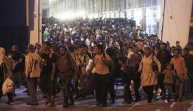 Μαζική αποβίβαση αλλοδαπών στο λιμάνι του Πειραιά.