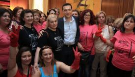 Ο Αλέξης Τσίπρας με τις ημιαπασχολούμενες καθαρίστριες των 1.100 ευρώ μηνιαίως.