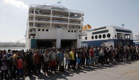 Μία συνηθισμένη ημέρα στο λιμάνι του Πειραιά επί κυβερνήσεως Τσίπρα.