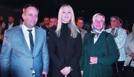 Στο κέντρο, η πρόεδρος του DEB Τσιγδέμ Ασάφογλου που διαδέχθηκε στην ηγεσία του κόμματος τον Μουσταφά Αλί Τσαούς.