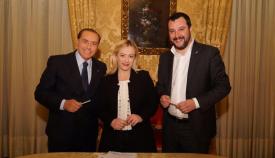 Ο νικητήριος συνασπισμός της Δεξιάς στην Ιταλία: Μπερλουσκόνι (Forza Italia), Μελόνι (Αδελφοί της Ιταλίας), Σαλβίνι (Λέγκα).