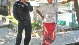 Η Γιοάνι Σάντσες φωτογραφίζει τους χαφιέδες της Ασφάλειας.