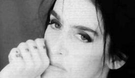 Η Γκαλάς με το διάσημο τατουάζ «Είμαστε όλοι φορείς του AIDS».