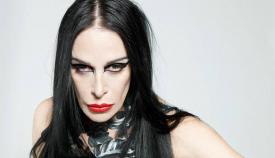 Η Ντιαμάντα Γκαλάς αποδεικνύει ότι αβαν γκαρντ και πατριωτισμός πάνε μαζί.