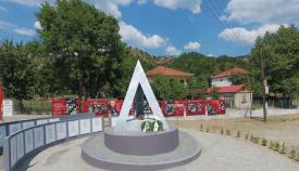 Μνημεία του ΚΚΕ για τον ΔΣΕ ξεφυτρώνουν σε κάθε γωνιά της πατρίδας μας.