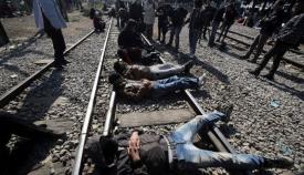 Λαθρομετανάστες αποκλείουν την σιδηροδρομική γραμμή στην Ειδομένη.