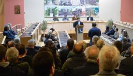 28.02.2016: Ο Γιάννης Γιαννάκενας των εκδόσεων «Πελασγός» χαιρέτησε την εκδήλωση στην κατάμεστη αίθουσα του Δημαρχείου Καλλιθέας.