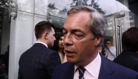 Ο Νάιτζελ Φάρατζ στην πρεμιέρα του ντοκιμαντέρ.