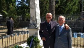 Οι κ. Φατσέας και κ. Θεοχάρης μετά την κατάθεση στεφάνων.