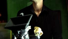 Ο Ρένος Χαραλαμπίδης σκηνοθετώντας τα «Φθηνά Τσιγάρα».