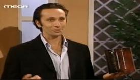 «Κάτι τρέχει με τους δίπλα»: Η καλύτερη σάτιρα του ελληνικού κινηματογράφου.