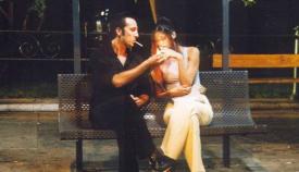 Ρένος Χαραλαμπίδης και Άννα Μαρία Παπαχαραλάμπους σε μία άδεια Αθήνα στα «Φτηνά Τσιγάρα».