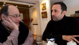 Ο Ρένος Χαραλαμπίδης με τον καλλιτεχνικό συντάκτη Γιώργο Πισσαλίδη.