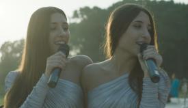 Στις «Αχώριστες» δύο σιαμαίες έχουν διαφορετική άποψη για τον χωρισμό τους.