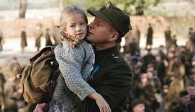 Ο Αντρέι αποχαιρετώντας την οικογένειά του.