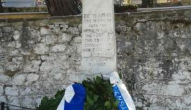 08.01.2017: Τα δάφνινα στεφάνια μετά την λήξη της κατάθεσης στο μνημείο.