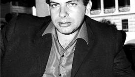 O Νίκος Κούνδουρος φωτογραφίζεται στο «Ζώναρς».