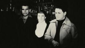 Ο Νίκος Κούνδουρος με την Μαργαρίτα Λυμπεράκη, σεναριογράφο της «Μαγικής Πόλης», και τον Μάνο Χατζηδάκη, που έγραψε την μουσική. 