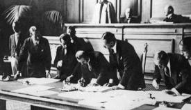 Ο Ισμέτ Ινονού υπογράφει την Συνθήκη της Λωζάννης το 1923.