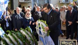 06.12.2015: Ο Γιάννης Γιαννάκενας καταθέτει στεφάνι εκ μέρους της Εθνικής Αντιστασιακής Οργάνωσης «Χ».
