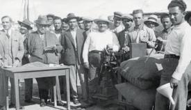 Ρωσικά σιτηρά ζυγίζονται στο λιμάνι του Ναυπλίου υπό τον έλεγχο του πρωθυπουργού Ιωάννη Μεταξά.