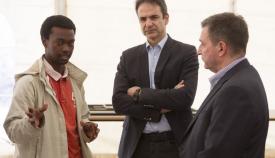 Κυριάκος Μητσοτάκης και Γιώργος Καμίνης στο «κέντρο προσφύγων» στην αθηναϊκή συνοικία του Ελαιώνα.