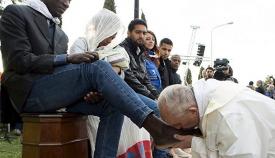 Ο πάπας Φραγκίσκος φιλάει τα πόδια Αφρικανών και Ασιατών μεταναστών.