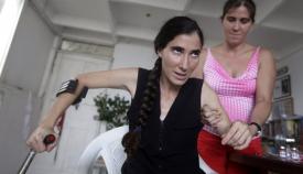 Η θαρραλέα Σάντσες με πατερίτσες, μετά τον ξυλοδαρμό της από τις μυστικές υπηρεσίες.