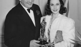 Ο φυλετικά ευαίσθητος παραγωγός Ντέιβιντ Σαλζνικ και η Βίβιαν Λη κερδίζουν τα Όσκαρς για το «Όσα Παίρνει ο Άνεμος».