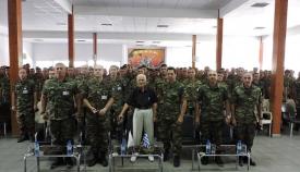 Ο Παναγιώτης Σταυρουλόπουλος, στο κέντρο, με ΕΛΔΥΚάριους, σε αναμνηστική φωτογραφία έπειτα από ομιλία του για την επική μάχη του ‘74.