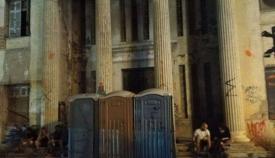 Το ρημαδιό αυτό δεν είναι ακατοίκητο. Υποτίθεται ότι στεγάζει την ... Ανωτάτη Σχολή Καλών Τεχνών (στην οδό Πειραιώς).