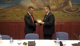 19.03.2016: Ο συγγραφέας επιλοχίας (ΠΖ) Ανδρέας Ζαπουνίδης προσφέρει την εικόνα του Χριστού στον επίτιμο αρχηγό ΓΕΣ στρατηγό Χρήστο Μανωλά.