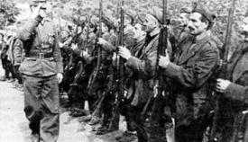 Μονάδα Τσάμηδων παρουσιάζει όπλα σε Γερμανό αξιωματικό κατά την διάρκεια της Κατοχής.
