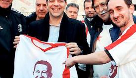 Ο Αλέξης Τσίπρας με την φανέλα του Ούγκο Τσάβες.