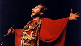 Ο Γρηγόρης Βαλτινός στην παράσταση του «Χρονικού της Αλώσεως» στον Μυστρά το 2007.