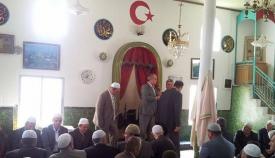 Εικόνα από το εσωτερικό του τζαμιού όπου βρέθηκαν τα όπλα. Η τουρκική ημισέληνος με το αστέρι δεσπόζει.