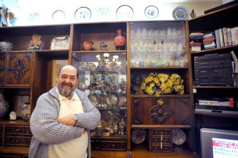 Ο Ηλίας Μαχαίρας σε μια γωνιά του σπιτιού του. 