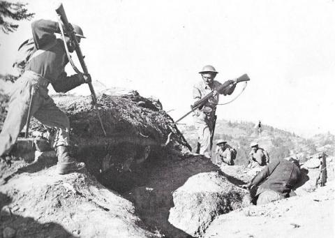 Άνδρες του Εθνικού Στρατού συλλαμβάνουν κομμουνιστές που μόλις παραδόθηκαν άνευ όρων.