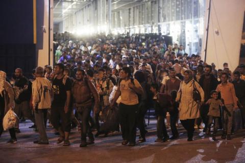 Μαζική αποβίβαση αλλοδαπών στο λιμάνι του Πειραιά.