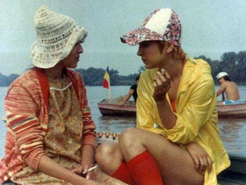 Στην «Κρουαζιέρα» του Ντανελιούκ, μία κρουαζιέρα που οργανώνεται από το κόμμα ως αμοιβή των καλύτερων, καταλήγει σε αγγαρεία για τους συμμετέχοντες.