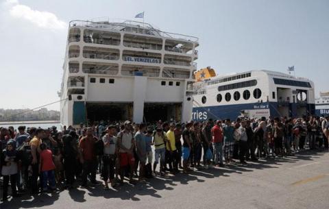 Μία συνηθισμένη ημέρα στο λιμάνι του Πειραιά επί κυβερνήσεως Τσίπρα.