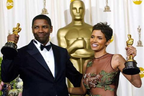 Η Χάλι Μπέρυ και ο Ντένζελ Ουάσινγκτον με τα Όσκαρ Α’ Γυναικείου και Ανδρικού Ρόλου.