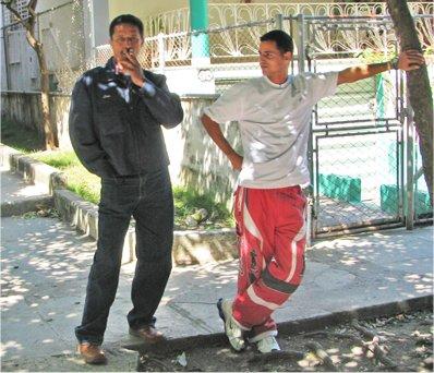 Η Γιοάνι Σάντσες φωτογραφίζει τους χαφιέδες της Ασφάλειας.