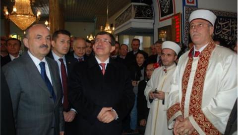 Ο πρωθυπουργός της Τουρκίας Αχμέτ Νταβούτογλου σε τζαμί της Κομοτηνής.