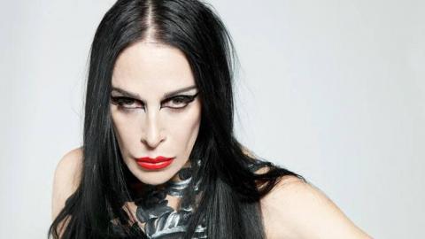 Η Ντιαμάντα Γκαλάς αποδεικνύει ότι αβαν γκαρντ και πατριωτισμός πάνε μαζί.