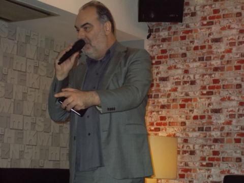 Ο «οικοδεσπότης» της Στοάς του Βιβλίου Βασίλης Χατζηιακώβου.