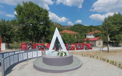 Μνημεία του ΚΚΕ για τον ΔΣΕ ξεφυτρώνουν σε κάθε γωνιά της πατρίδας μας.