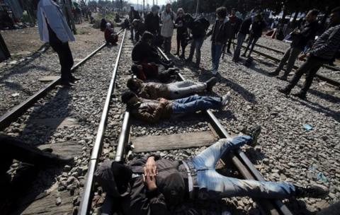 Λαθρομετανάστες αποκλείουν την σιδηροδρομική γραμμή στην Ειδομένη.